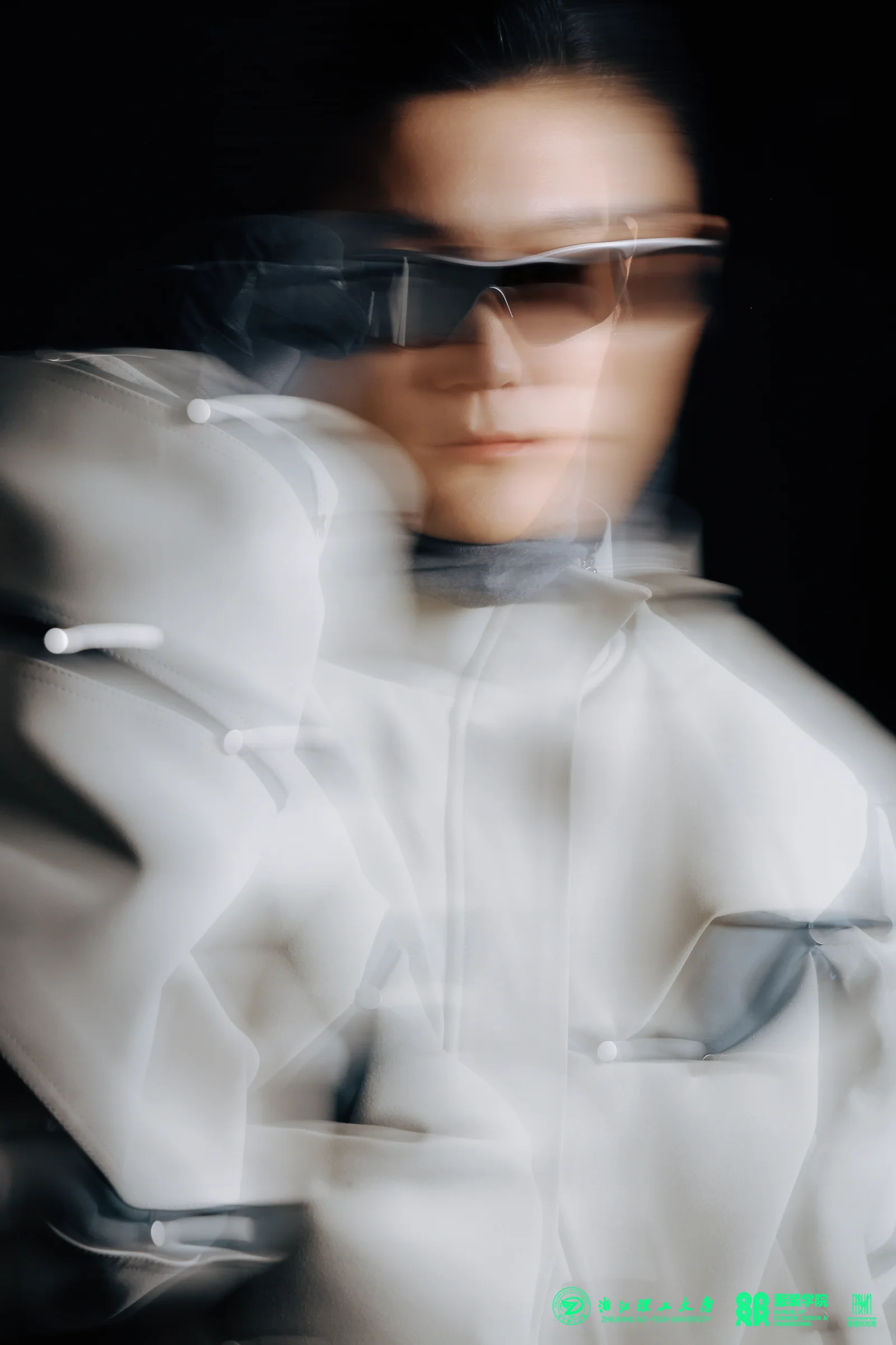 白色服装动态人物摄影