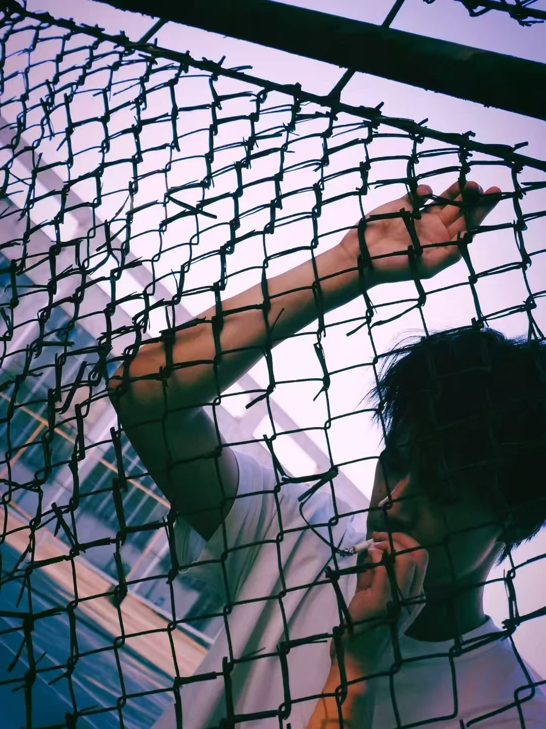 隔着网格的短片人物画面