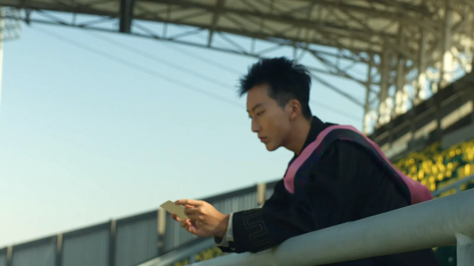 看台旁人物短片摄影