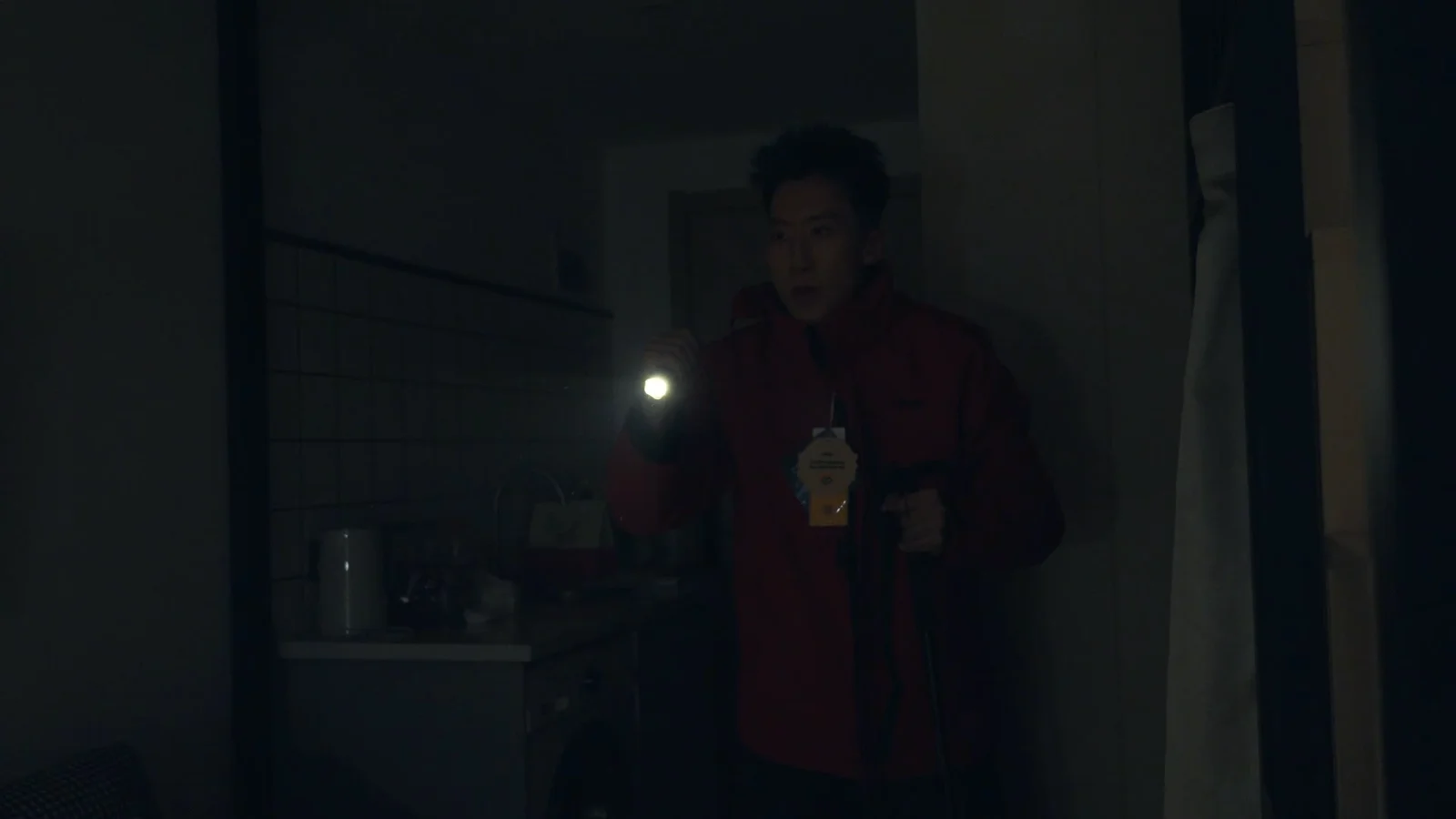 手持电筒的室内人物摄影
