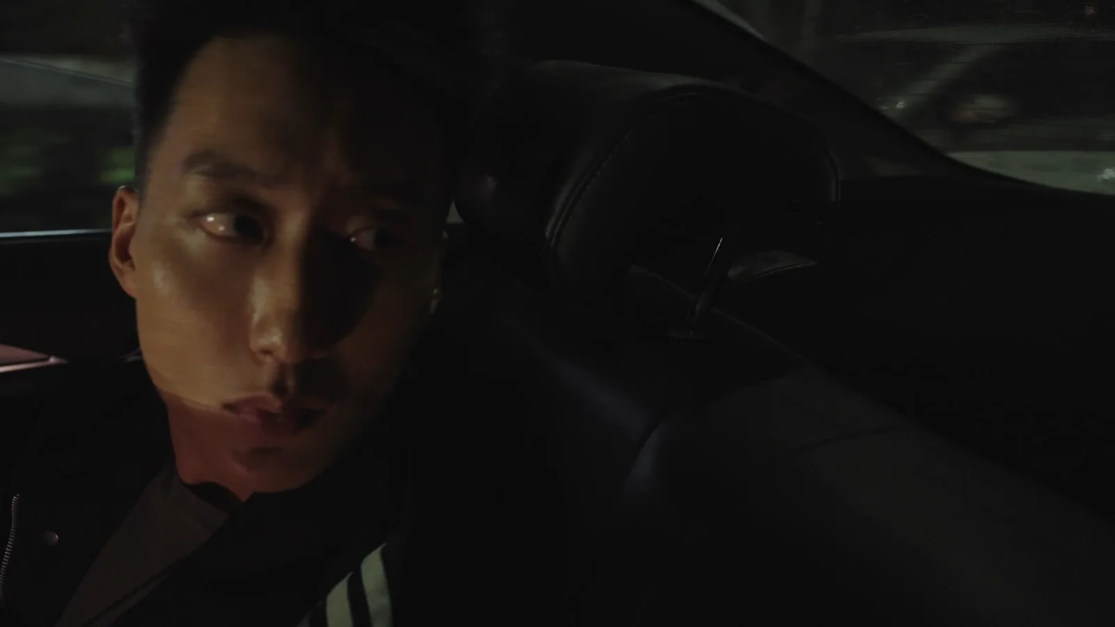 车内人物近景摄影