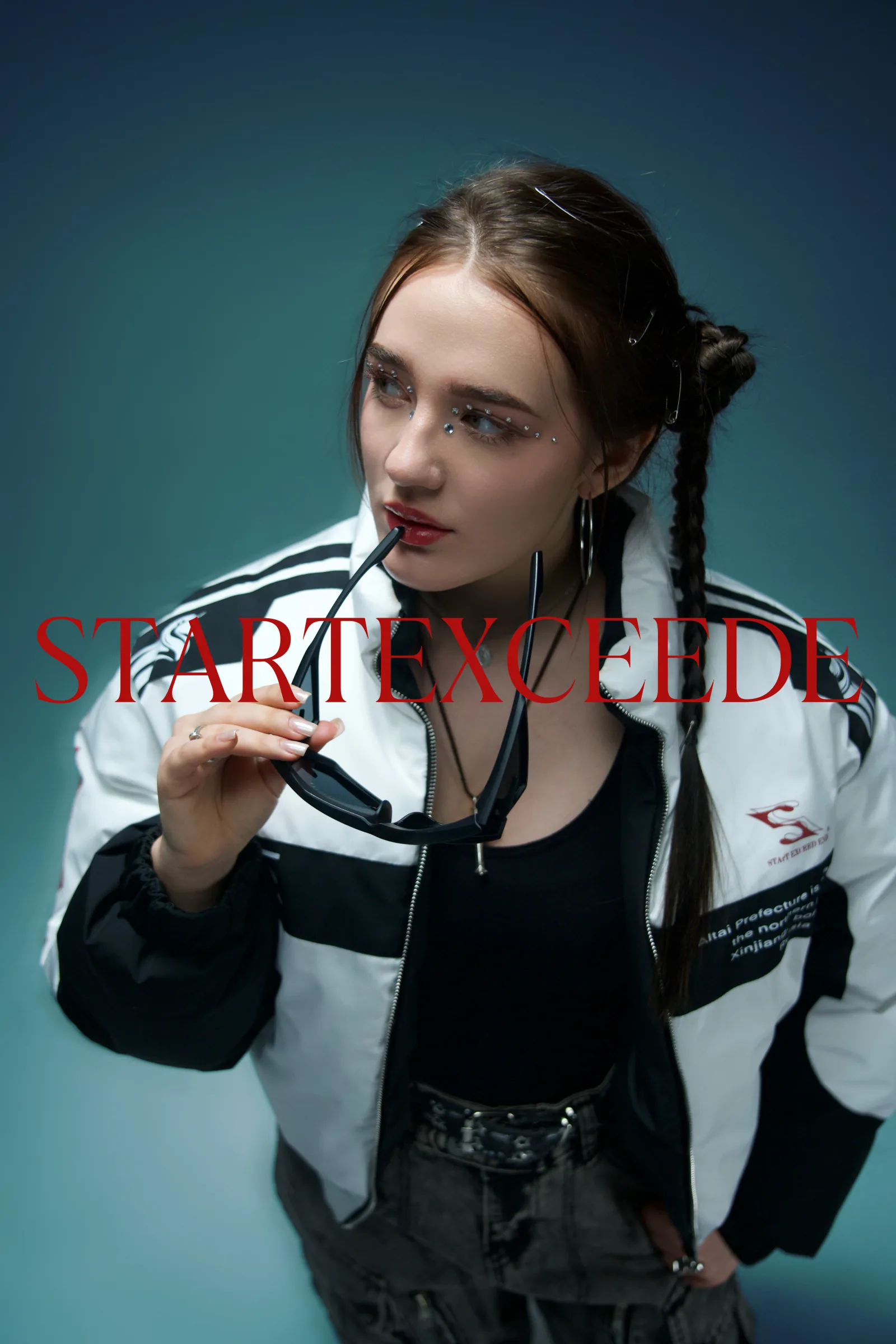 蓝色影棚中的黑白外套女性半身造型