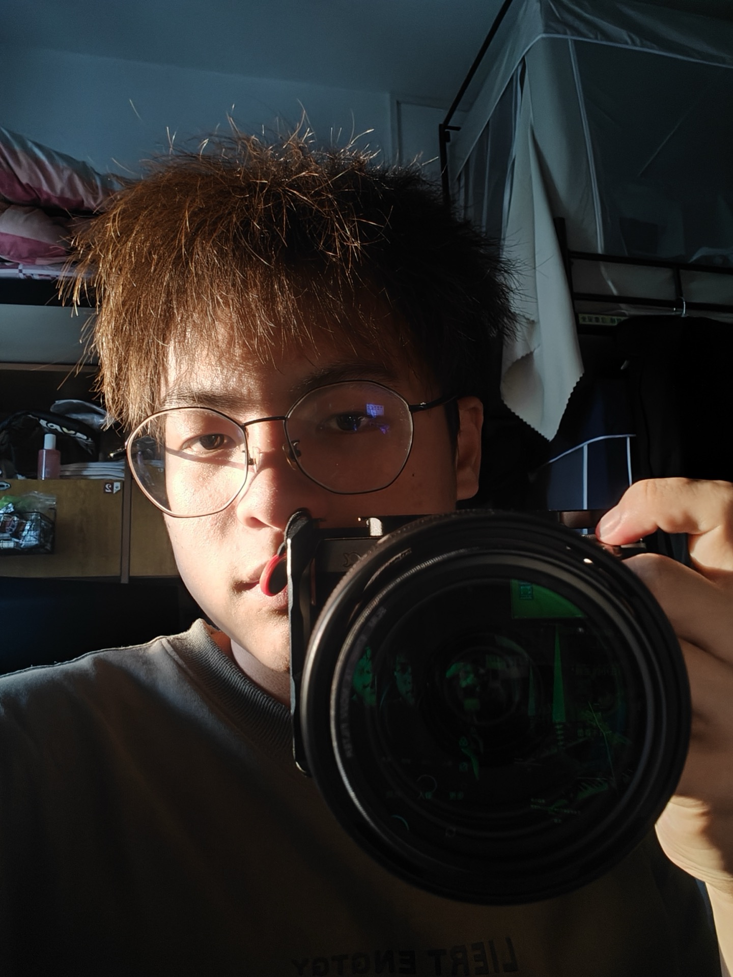 付家桢手持相机的个人照片